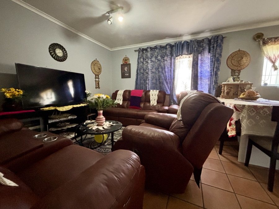 2 Bedroom Property for Sale in Oakglen Western Cape